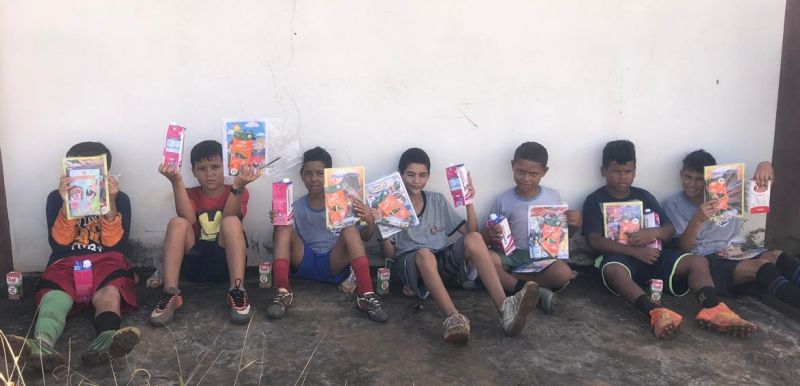 Alunos do Projeto Social Estação do Esporte recebem kits escolares